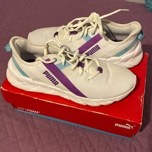 Selling a pare of pumas size 5